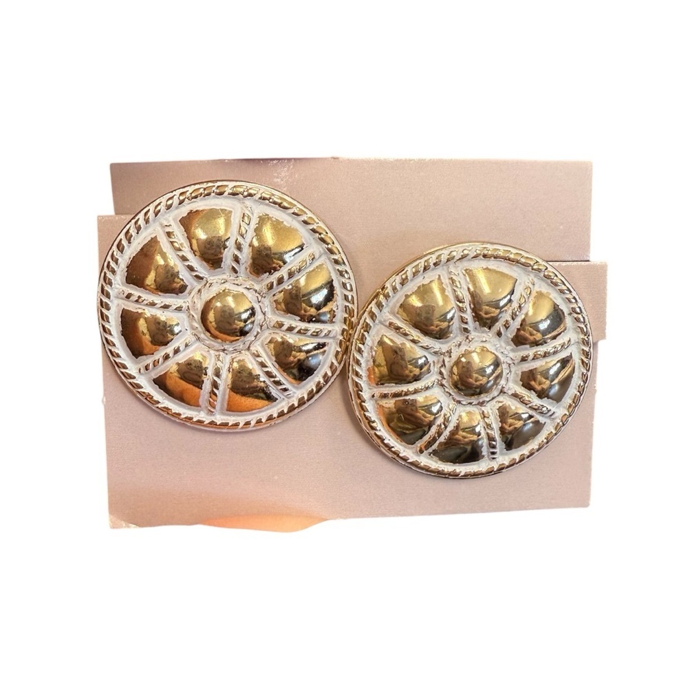 Avon “Sculptured Button” Vintage Gold and white Clip-On Earrings NIB 1988